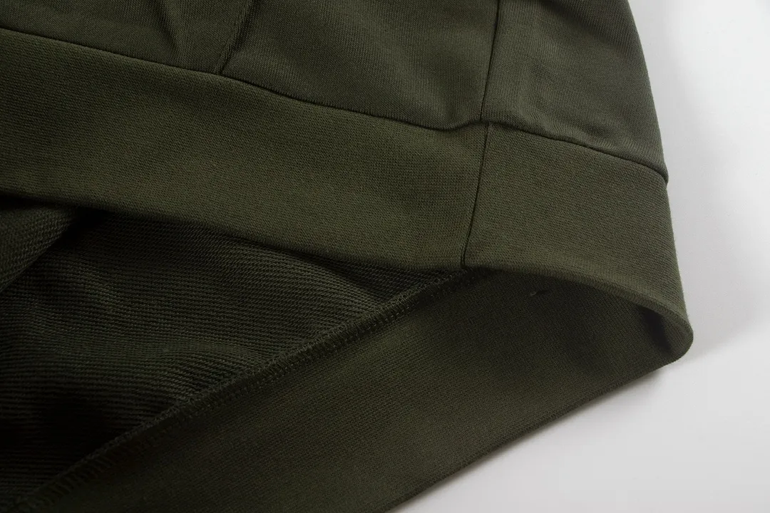 P220 Color: Gray Green/Khaki/Original White Size: S M L This year’s ultra-popular half-zipper design gives the upper body an old-money and lazy look. When the zipper is opened, it can be used as a large lapel, making it more fashionable! Comes with a comfortable and comfortable label, one-click dressing without any brain-braining